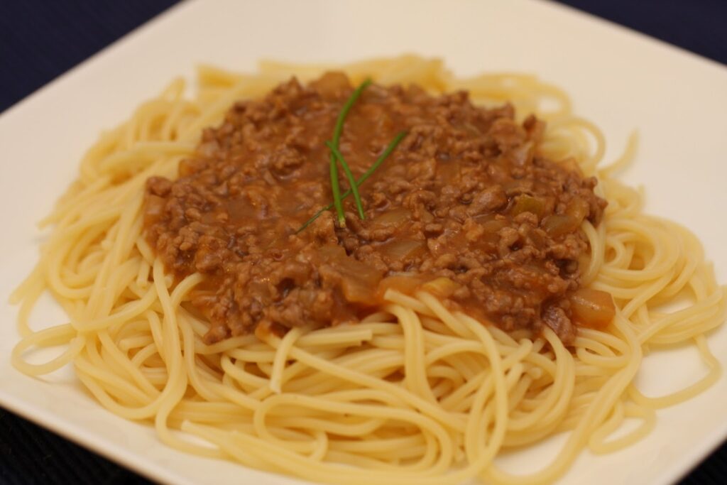 Spaghettis et sauce brune